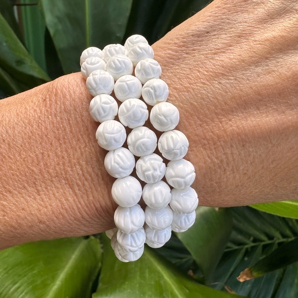 B69. 8mm Natural Shell Carved Lotus Flower Beads Bracelet - Picture 4 of 8